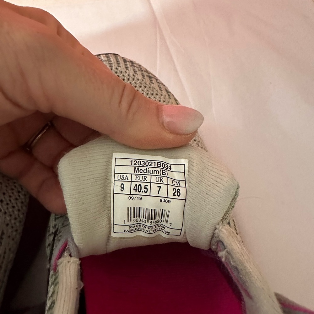 Brooks athletic shoes - Picture 3 of 5